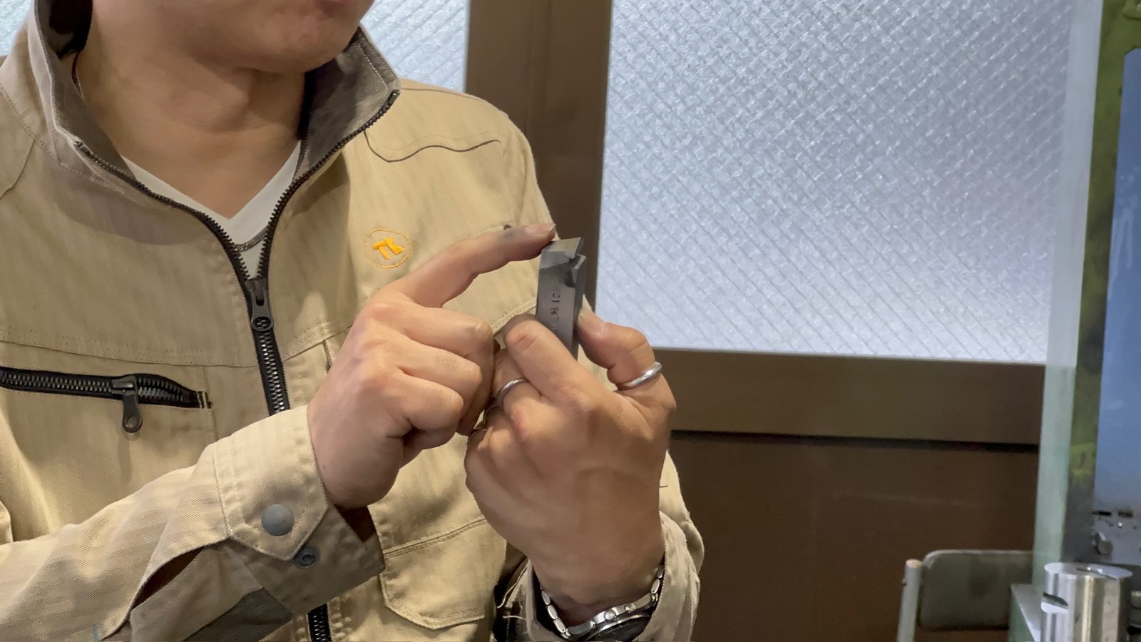 部品を手に取って説明する