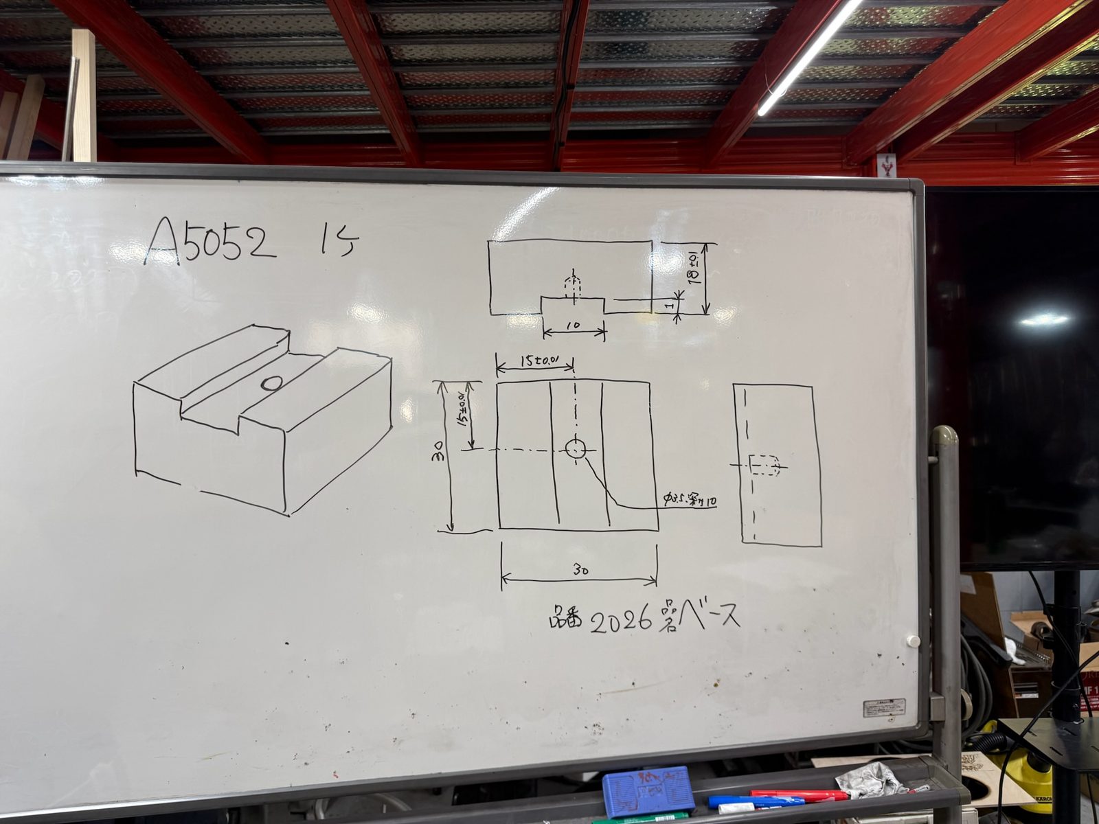 ホワイトボードに書いた加工図と寸法