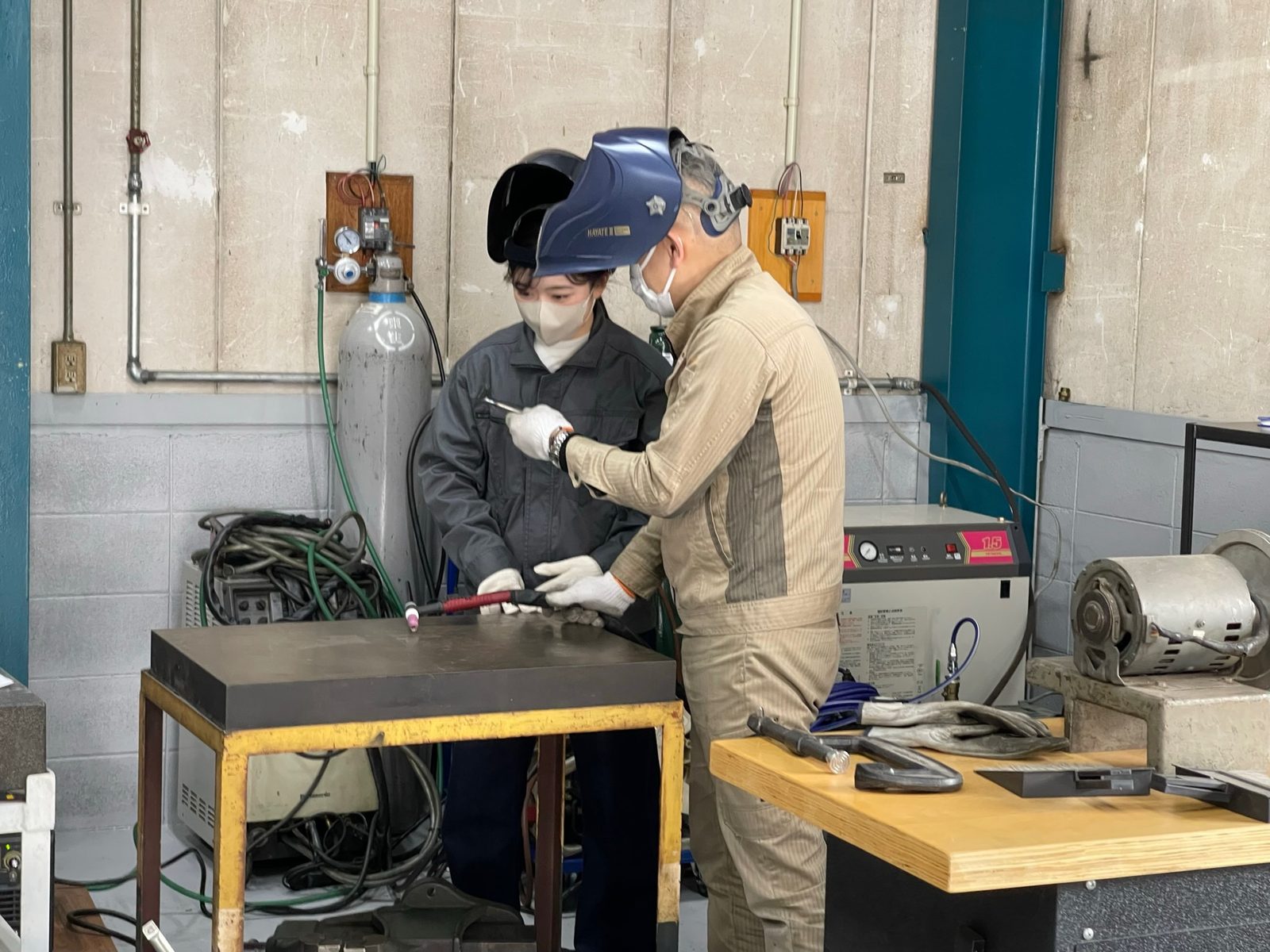 溶接の実技を現場で指導する