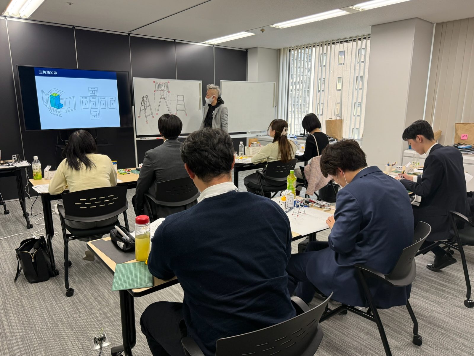 座学で講義を受ける受講者