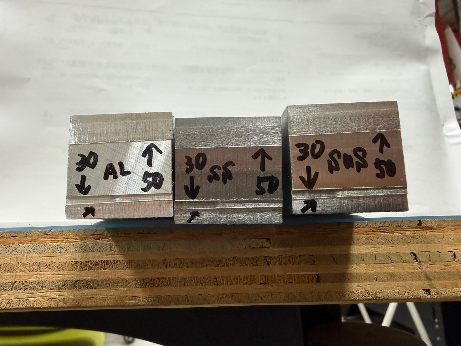 寸法を記した加工用の材料サンプル